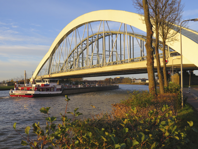 906682 Gezicht op de Werkspoorbrug en de Demka-brug over het Amsterdam-Rijnkanaal te Utrecht, met onder de bruggen de ...